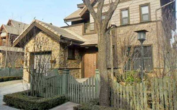 昌平区 立汤路38号香蜜田园24号-1至2层（麦卡伦地）别墅