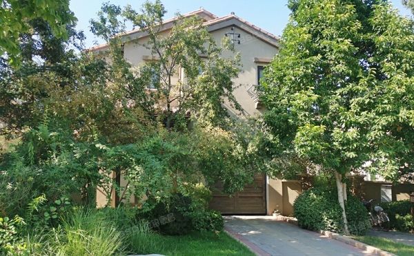 昌平区 安四路99号院三区8号1至2层（御汤山）别墅