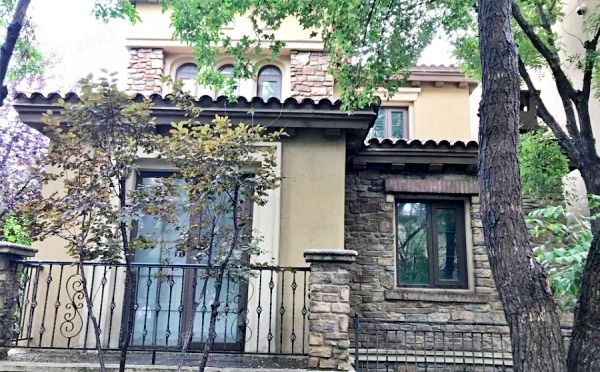 顺义区 香堤漫步庄园一区36号1至2层101（龙湖香堤漫步）独栋别墅