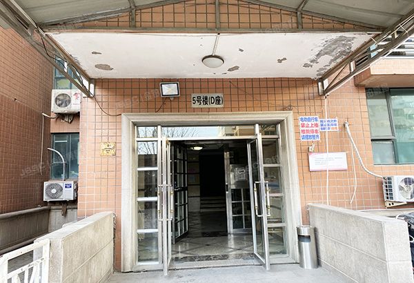 丰台区 南三环东路27号5号楼5层502（芳群公寓）