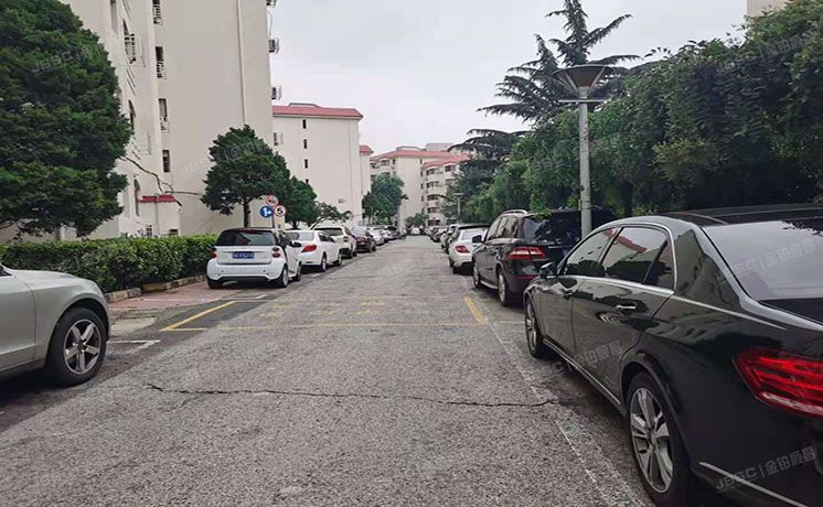 海淀区 万寿路甲1号恩济花园18号楼4层B门402，-1层6号（恩济花园）