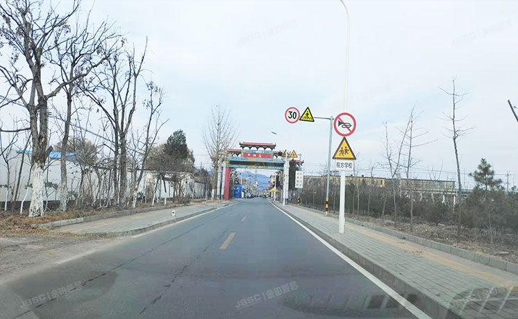 怀柔区 北房镇宰相庄村东的土地及地上建筑、附属设施