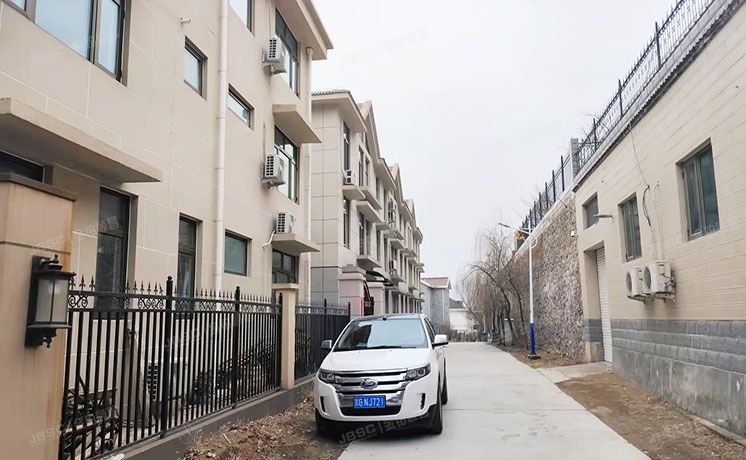 延庆区 张山营镇龙聚山庄龙聚北区68号1至3层（龙聚山庄）别墅