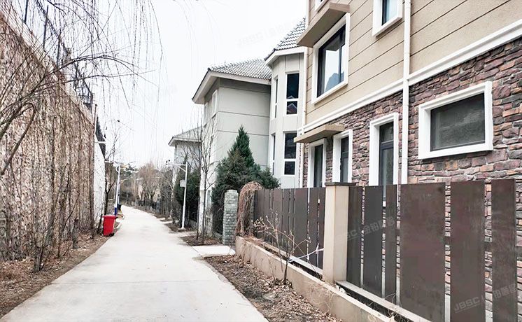 延庆区 张山营镇龙聚山庄龙聚北区68号1至3层（龙聚山庄）别墅