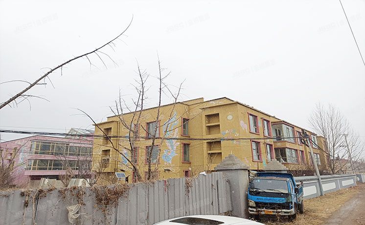 昌平区 麻秦路西100米的18栋连体别墅