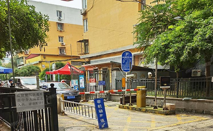 西城区 南露园6号楼2层8门201、002（南露园）