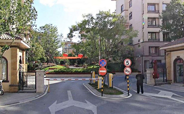 顺义区顺恒大街7号院16号楼2单元402室（鲁能7号院颐景润园）