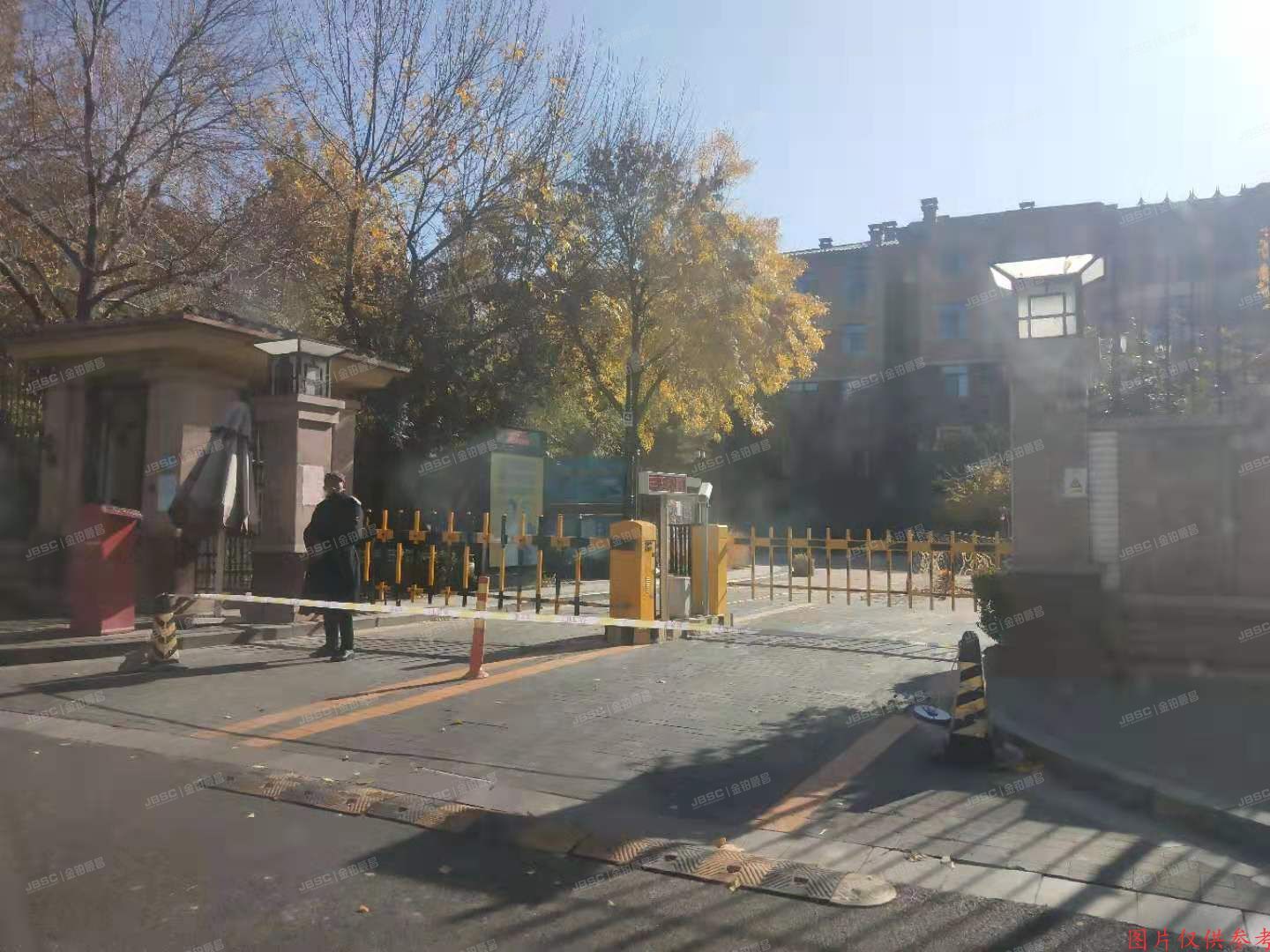 海淀区 万柳华府龙园10号楼1层2单元1018号、车位及储藏间 北京法拍房